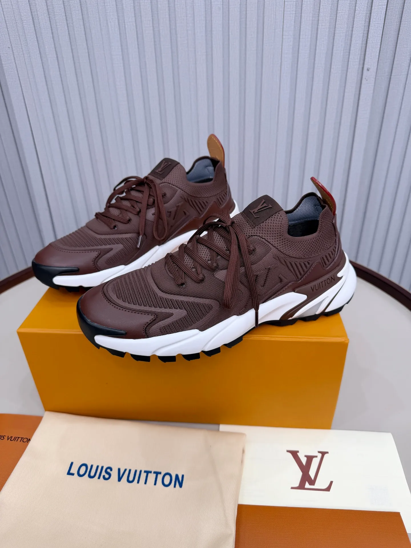 Men's men's shoes: 620💰Top version LV Louis Vuitton L Jialu brand Runner Tatic series thick-soled casual sports shoes running shoes original purchase development production production This LV Runner Tatic sports shoes combine fly woven fabric materials to interpret the inspiration of traditional mountaineering shoes. The LV letters are written on one side, the Louis Vuitton logo, and the light and wear-resistant rubber outsole completes the whole package. The delivery counter is exquisitely packaged🛍📦 ▪️Fabrics: Original imported custom fly-woven fabric ▪️Inner lining: Original custom-made breathable mesh ▪️Sole: Original molded anti-slip rubber combination material ▪️Sole thickness: 4CM ▪️Size: Men's 39-44, customized 45